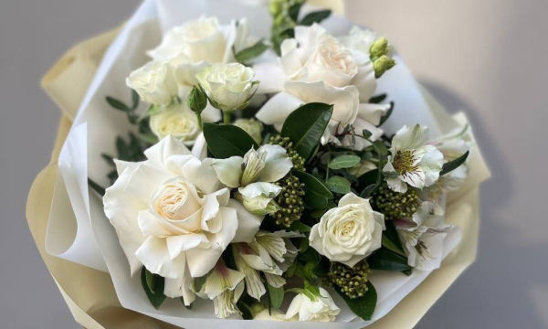 Романтический букет из роз и эустомы